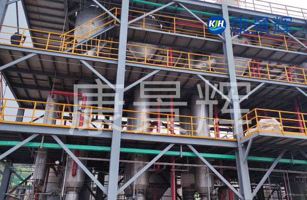 此套三效強(qiáng)制循環(huán)蒸發(fā)器運行成本低，廢水回收效率能達(dá)到95%以上